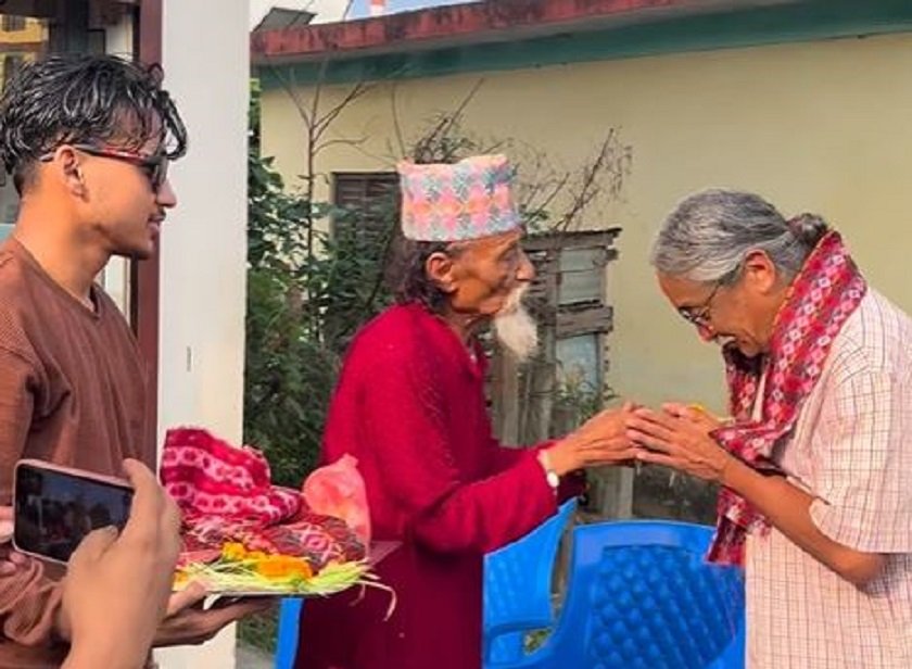 अमृतलाई प्रेमदेवले टीका र जमरा लगाइदिए
