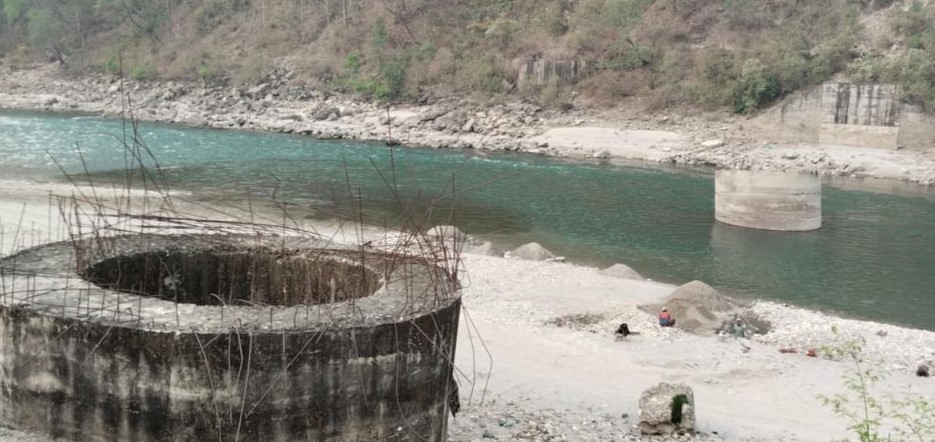 १२ वर्षदेखि अलपत्र रानीघाटको भेरी पुल, स्थानीयलाई अझै ट्युबको भर