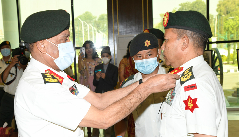 प्रधानसेनापति शर्माद्वारा रथी राणालाई दज्र्यानी चिह्न प्रदान