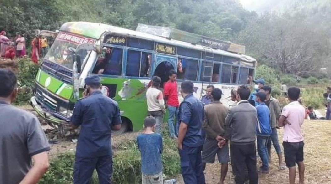सल्यानमा यात्रुबस दुर्घटना हुँदा १६ जना घाइते