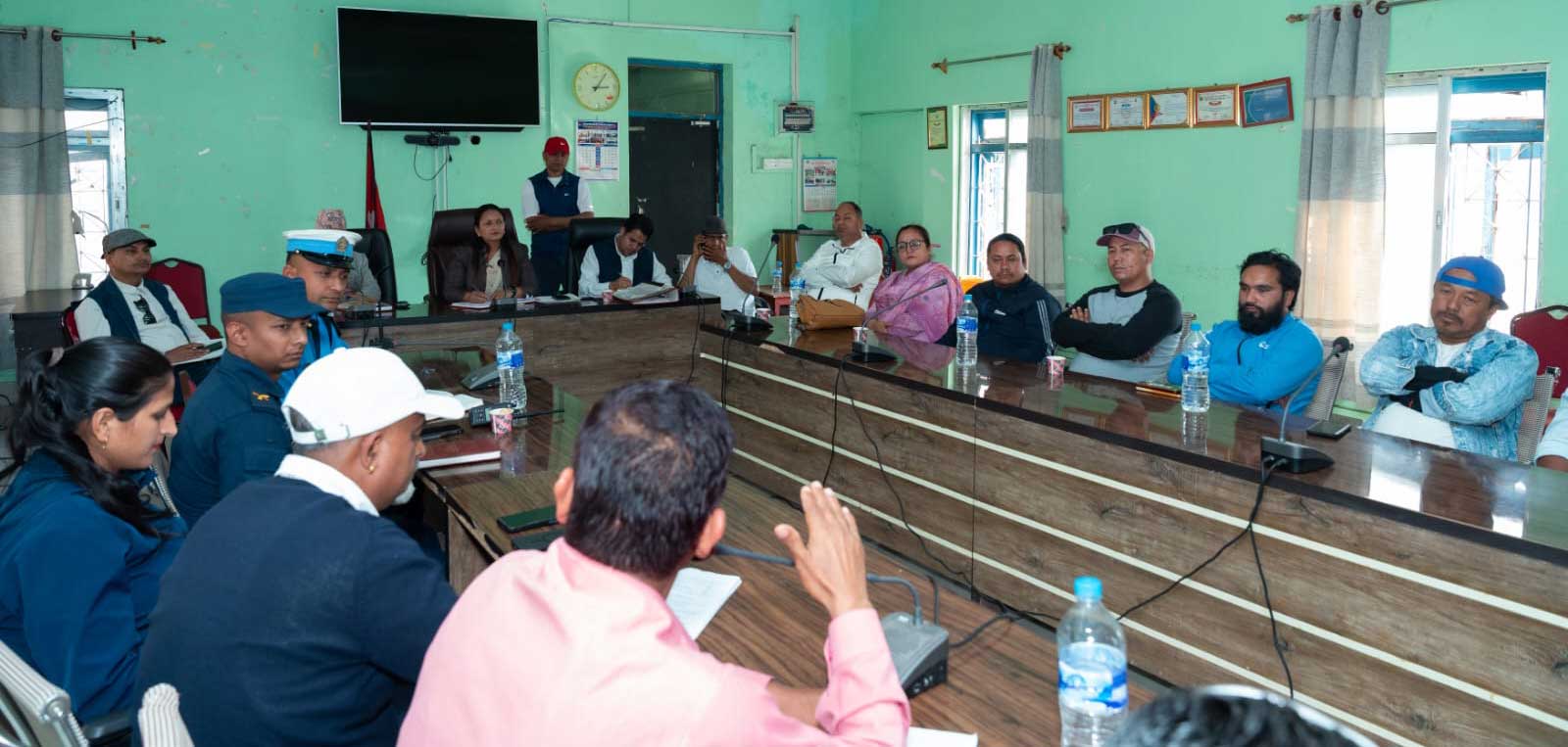 बसपार्कमा यात्रु तानातान रोक्ने व्यवसायीको प्रतिबद्धता