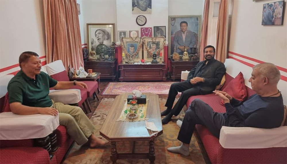 निधि, कोइराला र सिंहबीच भेटवार्ता 