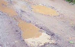 सडकका खाल्टाखुल्टीले सास्ती