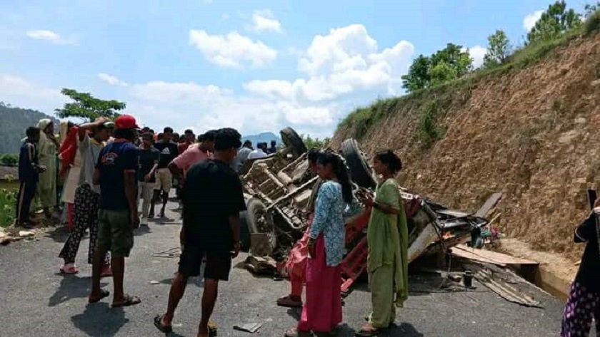 सल्यानमा यात्रुवाहक गाडी दुर्घटना, १३ जना घाइते