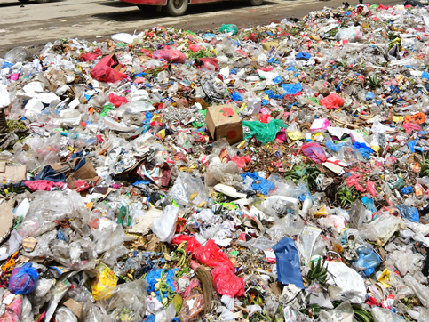 काठमाडौँका सडकमा फोहरको डङ्गुर