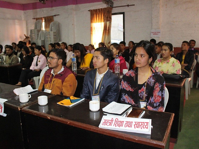 संसदीय अभ्यास गर्दै युवा 