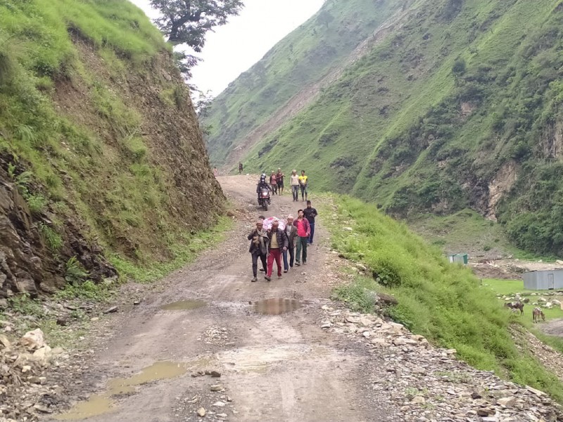 चल्दैनन् गाडीः स्ट्रेचरले जोगिएको जीवन 