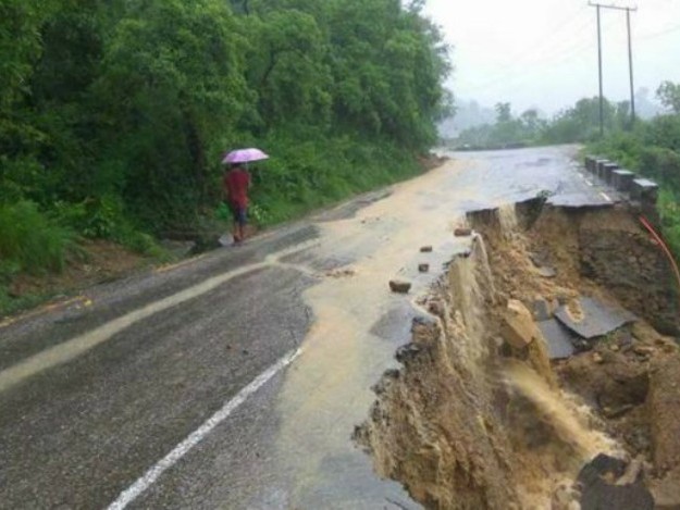 राजमार्ग मर्मत नहुँदा दुर्घटनाको जोखिम बढ्दै