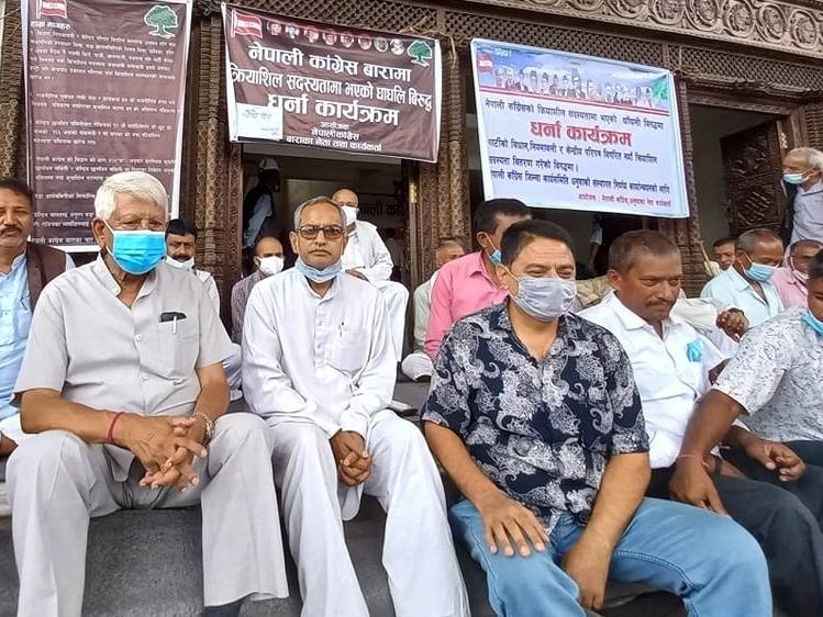 कांग्रेस कार्यकर्ता तीन सातादेखि धर्नामा 