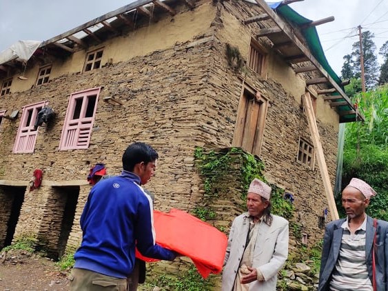 समाजसेवी डम्बर कार्कीद्धारा त्रिपाल सहयोग 