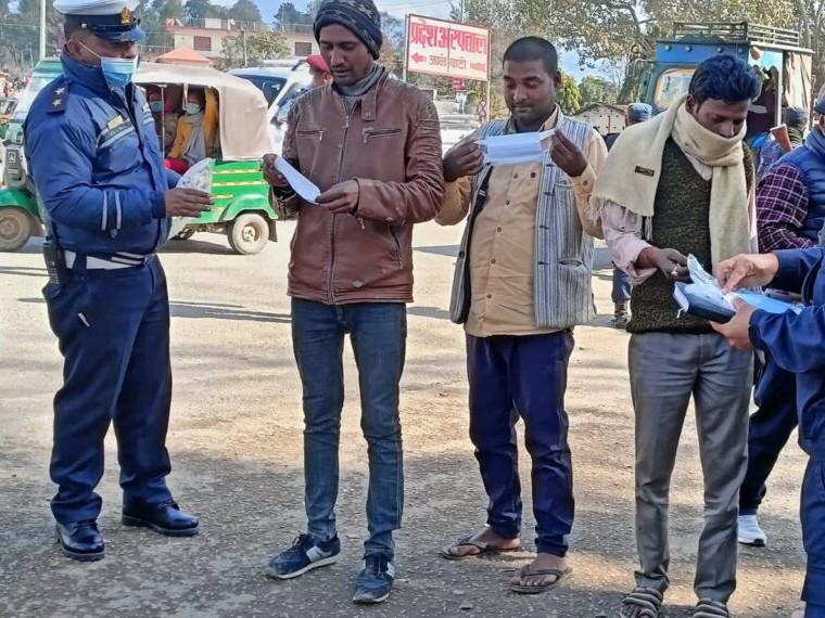 सुर्खेतमा मास्क नलगाउनेलाई जरिवाना 