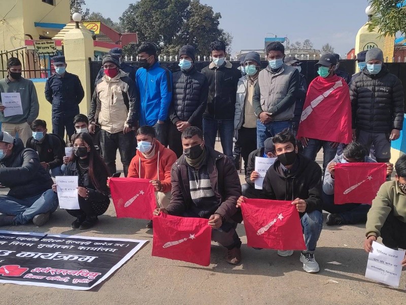 मूल्यवृद्धिको विरोधमा आयल निगम सुर्खेतको प्रादेशिक कार्यालय घेराउ