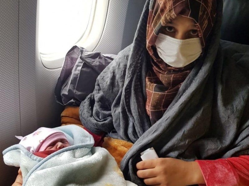 एक महिलाले ३० हजार फिटमाथि बच्चालाई जन्म दिएपछि (भिडियोमा)