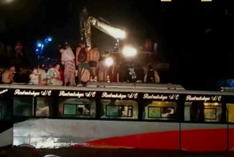सुरक्षा/अपराध विनयी खोलाको बाढीले रात्री बस बगायो