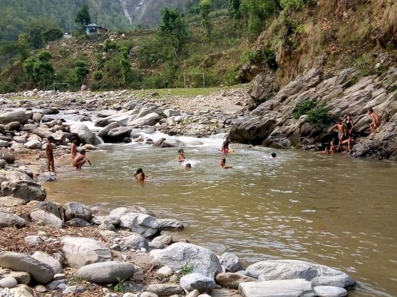 विद्यार्थी पढाइ छोडेर खोलामा पस्न थाले