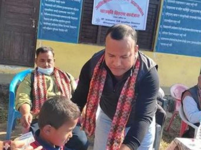 वीरेन्द्रनगर–३ का वडाध्यक्षद्धारा विद्यार्थीलाई सहयोग