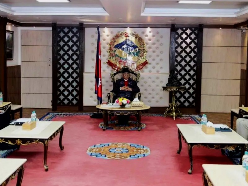 प्रधानमन्त्रीद्वारा अर्थमन्त्री र गभर्नरसँग छलफल