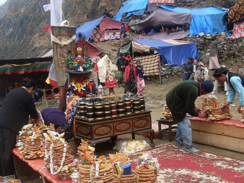 वालुङ समुदायले ओलाङचुङगोलामा फुटुक पर्व मनाउँदै