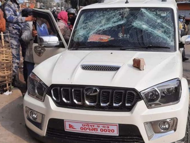 मतदान गर्न पुगेका मेयरको गाडी तोडफोड