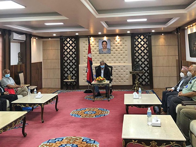 प्रधानमन्त्री र डा.गोविन्द केसीबीच भेट 