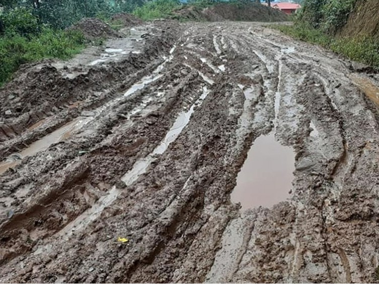 सडक विस्तारको काम सम्पन्न नहुँदा सास्ती