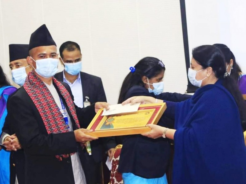 को हुन् काउन्सिलका उत्कृष्ट कर्मचारी महेन्द्र सिंह 