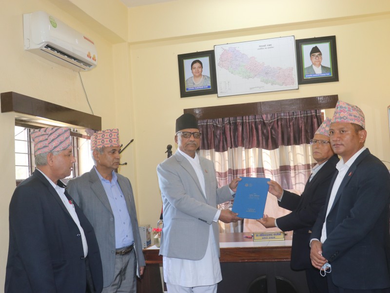 प्रदेश प्रमुख समक्ष लोकसेवा आयोगको प्रतिवेदन पेश