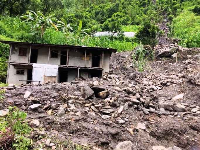 पहिरोले घर भत्किदा दुई जनाको मृत्यु, तीन बेपत्ता