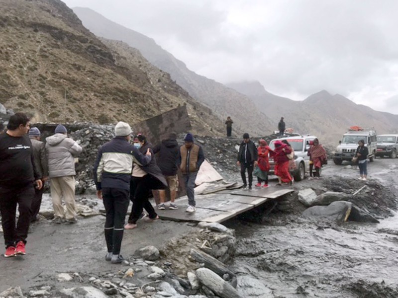 जोमसोम विमानस्थलमा सवारीसाधनको चहलपहल