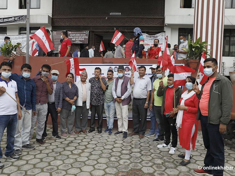 कांग्रेस केन्द्रीय कार्यालयमा जिल्ला सभापतिहरुको धर्ना