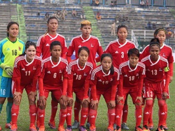नेपाल र बङ्गलादेशको महिला टोली मैत्रीपूर्ण फुटबलमा भिड्दै