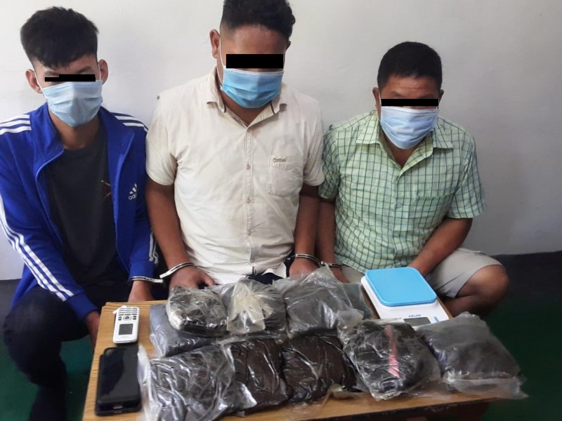 अफिमसहित पक्राउ 