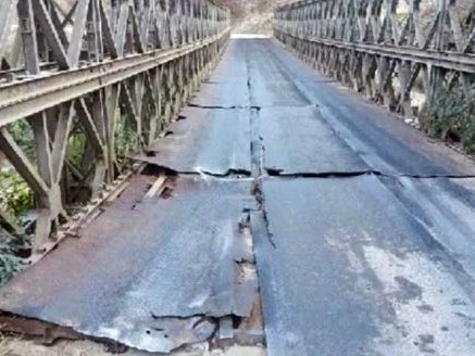 जीर्ण पुलका कारण आवतजावतमा समस्या 