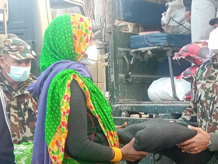 सैनिक श्रीमती सङ्घद्वारा राहत वितरण