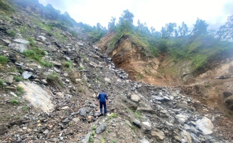 पहिरोले कर्णाली राजमार्ग अवरुद्ध