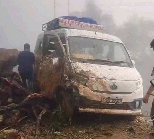 पहिरोले सल्यानमा राजमार्ग अवरुद्ध, यात्रु अलपत्र