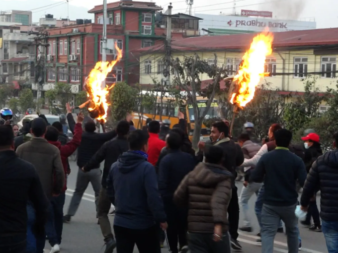 गृहमन्त्रीको पुतला दहन