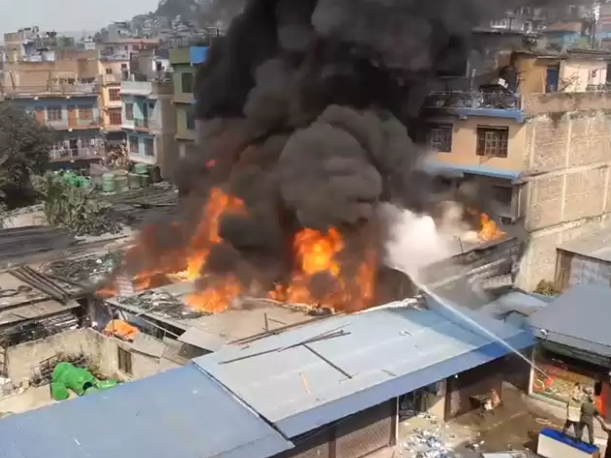 दमौलीमा लागेकाे आगलागी अझै नियन्त्रण भएन, हेलिकोप्टरबाट पानी हालिँदै
