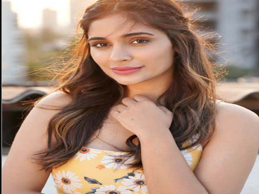 अभिनेत्रीलाई बाथरुममा बन्धक बनाएर लुटपाट