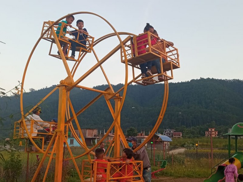 फनपार्कमा बालबालिका रमाउँदै