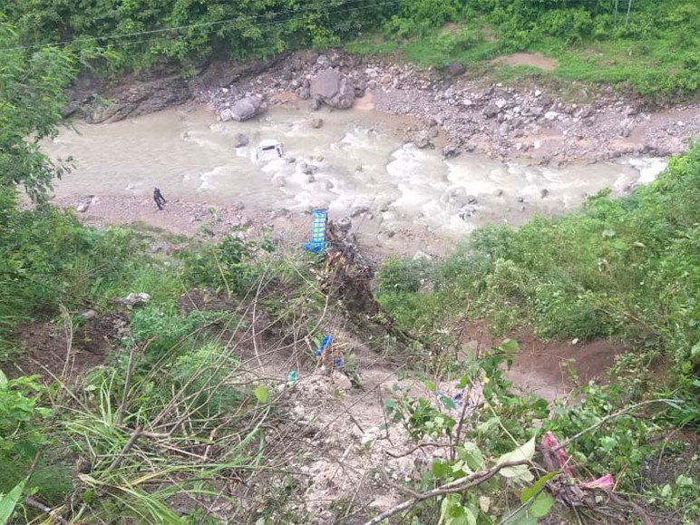 चरचरेमा टिपर दुर्घटना हुँदा चालकको मृत्यु
