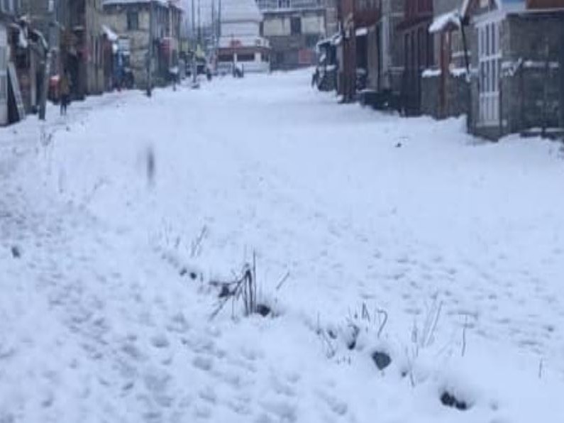 हिउँले मनाङका डाँडाकाँडा सेताम्मे 