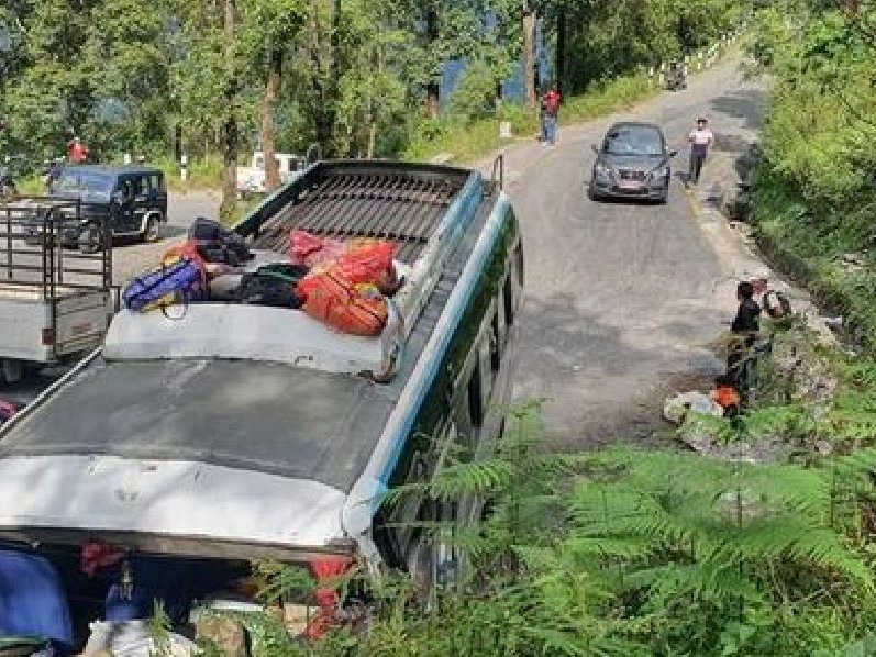 सिन्धुपाल्चोकमा बस दुर्घटना हुँदा ३५ घाइते 