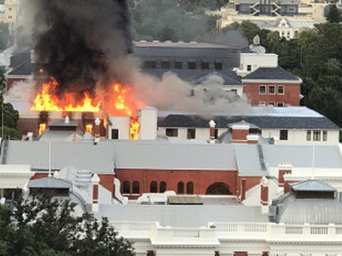 दक्षिण अफ्रिकाको संसद् भवनमा आगलागी