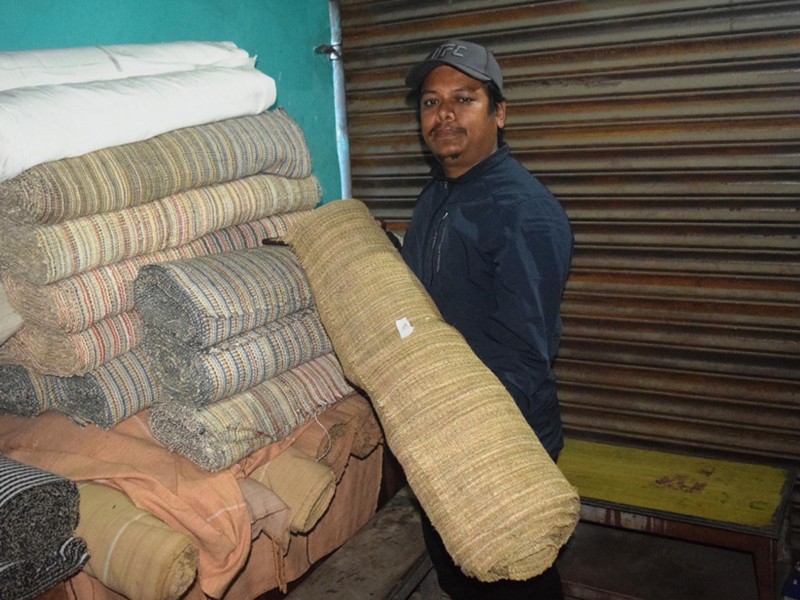 गोदाममै थन्किए अल्लोका कपडा