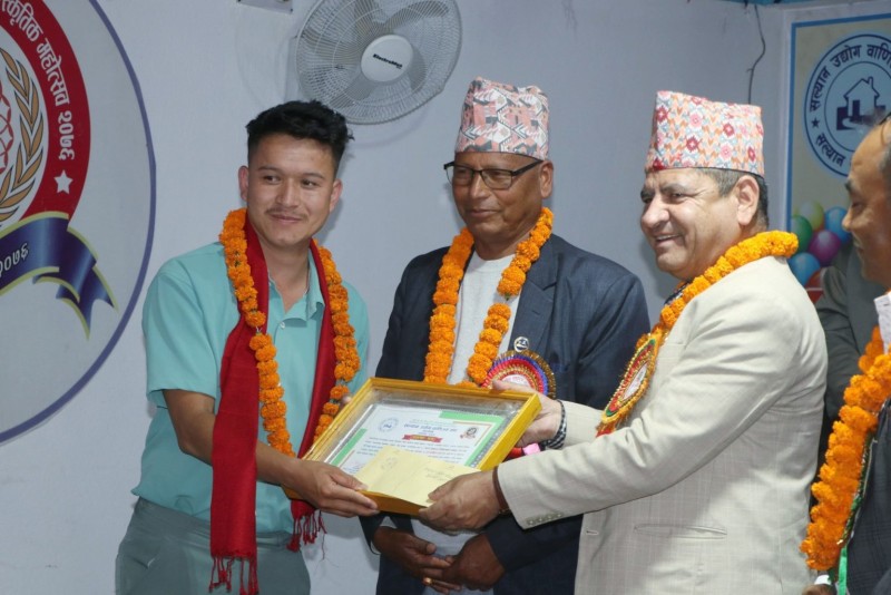 सल्यानका पत्रकार अमृत बाबु  सम्मानित