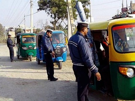 अटो चलाएर जीविका चलाउँदै 