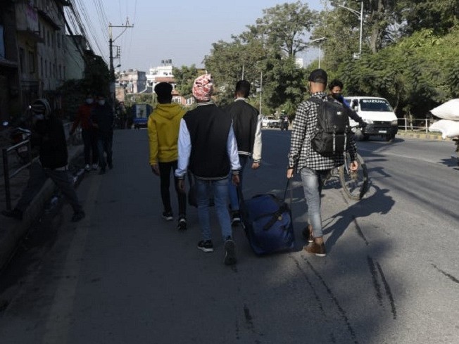 आठ बन्दकर्ता प्रहरी नियन्त्रणमा