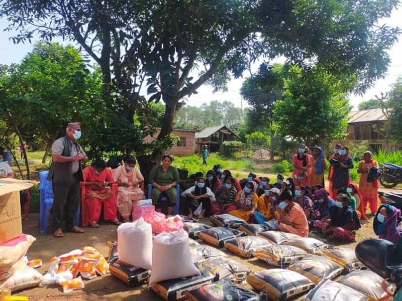 एक सय विपन्न परिवारलाई खाद्यान्न सहयोग
