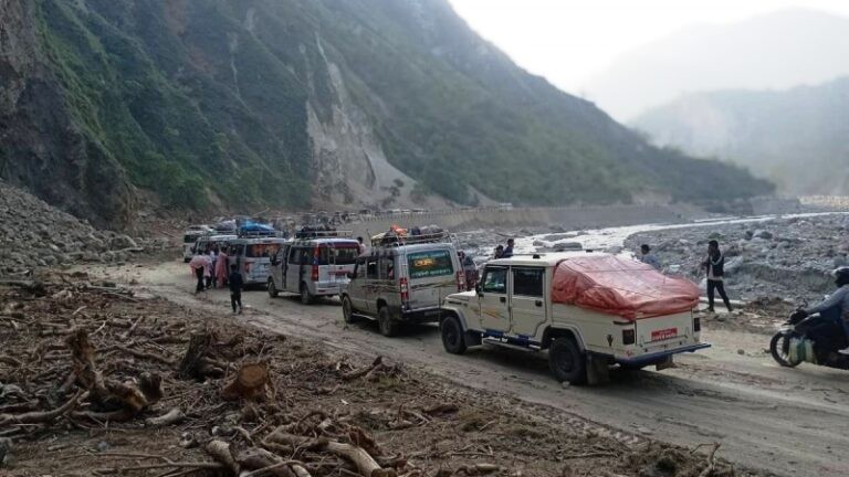 अविरल वर्षाः विभिन्न राजमार्गमा सवारीसाधन अलपत्र